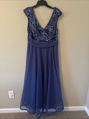 Elegant Navy Sequin V-Neck Evening Dress